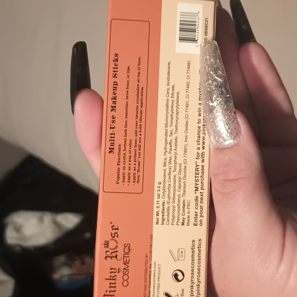 Pump your base multi-use makeup sticks - Picture 3 of 3
